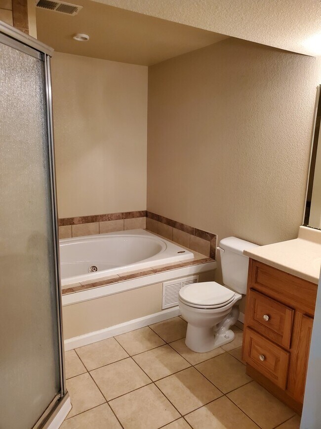 Building Photo - Spacious 3 bed, 3.5 bath condo in Rigden F...