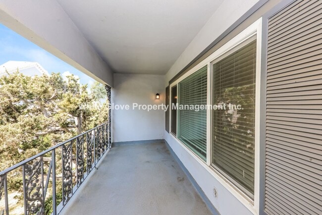 Building Photo - 2 Bedroom Fullerton Townhome