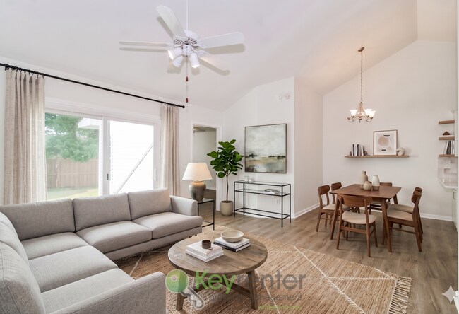 Building Photo - $500 Off 1st Month's Rent - 2 Bdrm/ 2 Bath, Townhome in Wilmington