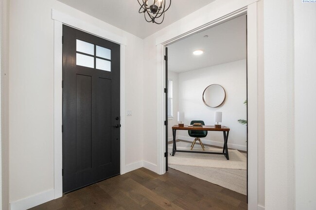 Building Photo - Generational suite w/separate entrance!