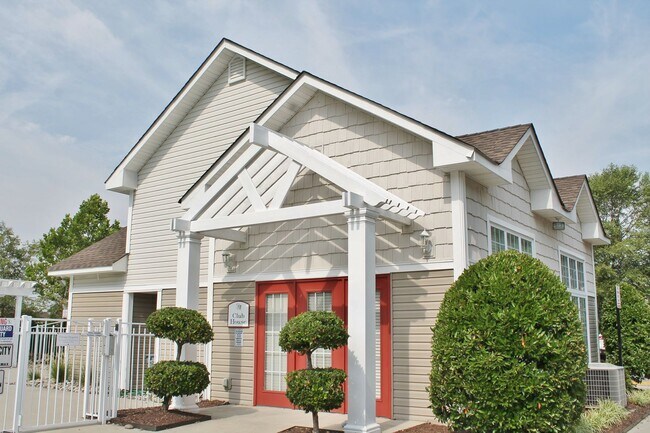 Building Photo - 2 Bedroom Condo w/Open Floor-Plan & Stainless Steel Appliances! Some Utilities Included!