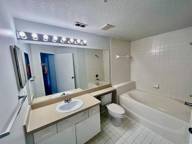 Building Photo - 5506 Metrowest Blvd