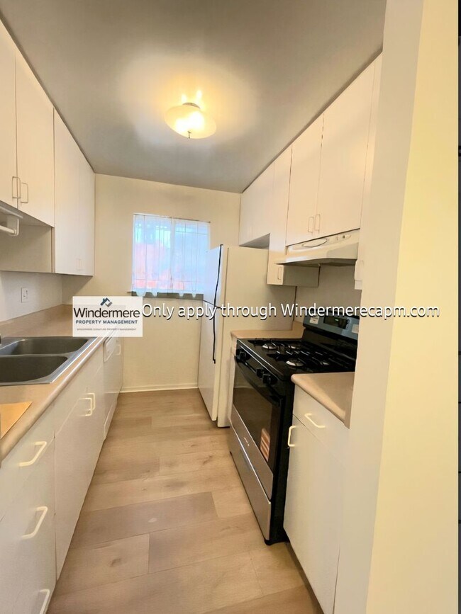 Building Photo - Delightful 2 Bedroom Condo- Available Now! -W/S/T included in rent!