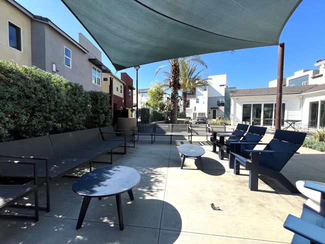 Building Photo - 3 bed, 2.5 bath located in Rancho Cucamonga!