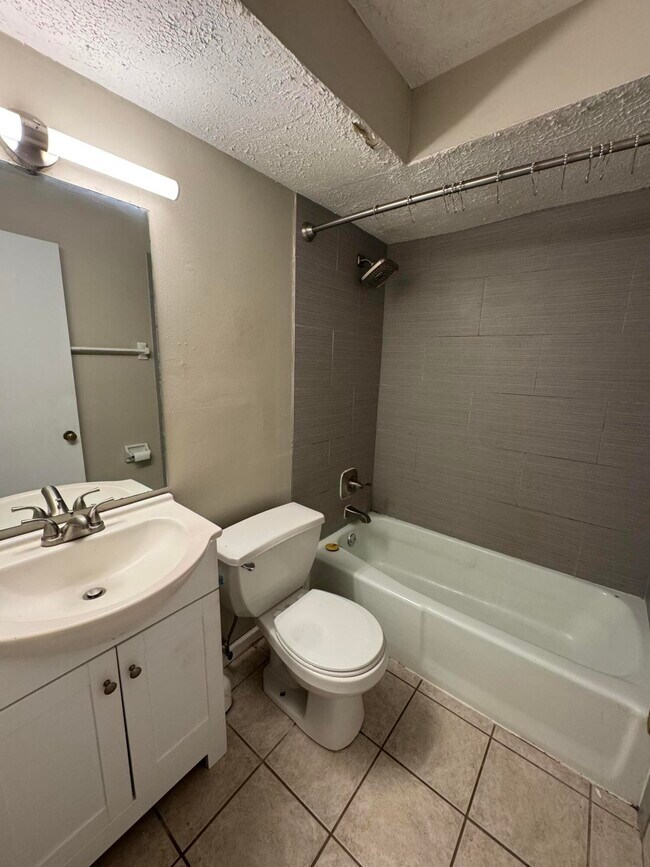 Building Photo - 185 Donabrook Ct