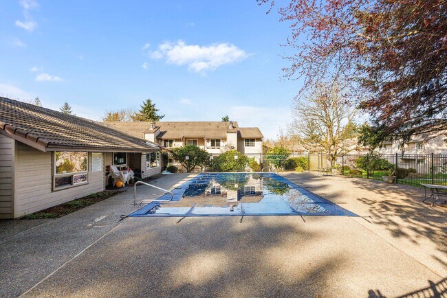 Building Photo - Charming Ground-Floor Condo in Woodinville – 2 Bed, Private Patio, Pool & Fitness Center