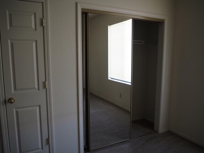 Building Photo - 4256 Sabana Loop SE
