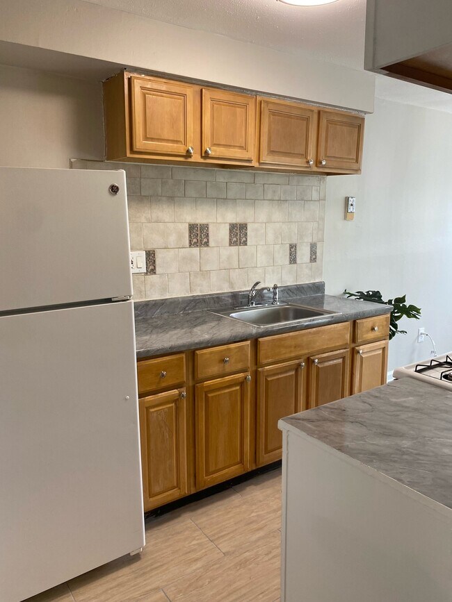 Kitchen (view 3) - 3416 Ashfield Ln
