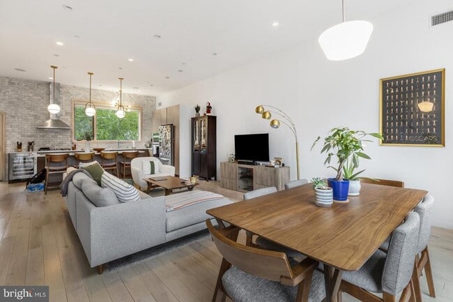 Building Photo - 1108 N Bodine St