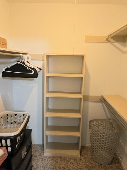 Walkincloset - 4837 Cedar Springs Rd