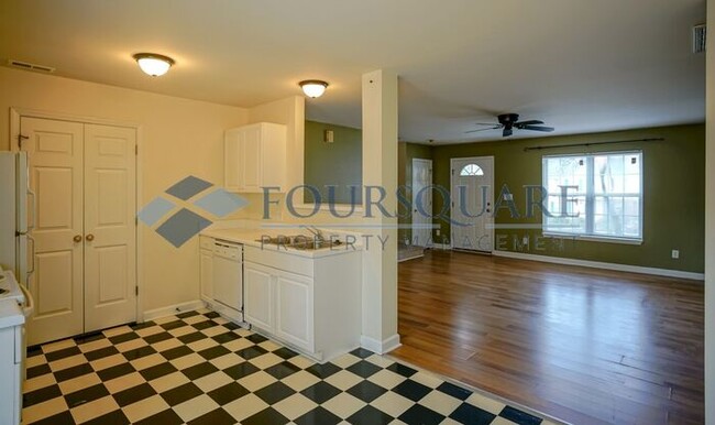 Building Photo - Townhome | 2nd Bedroom Features an En-Suit...