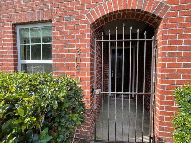 Building Photo - 2 Bedroom, 2.5 Bathrooms Townhome in the Heart of Savannah's Southside