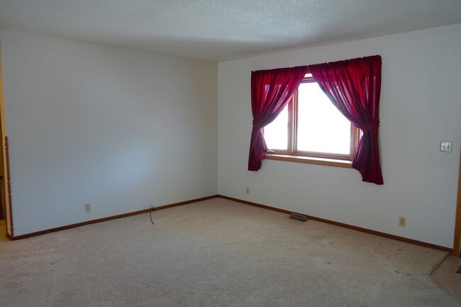 Building Photo - 2 Bedroom, 2 Bath Home