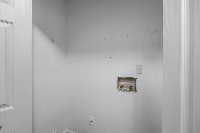 Building Photo - 1501 Fairfax Ln