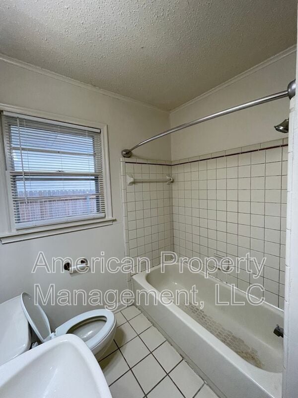 Building Photo - 2505 S Quebec Ave