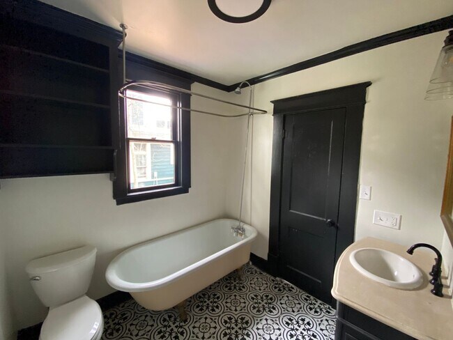 Building Photo - Historic Highland 2 Bedroom / 1.5 Bathroom Home