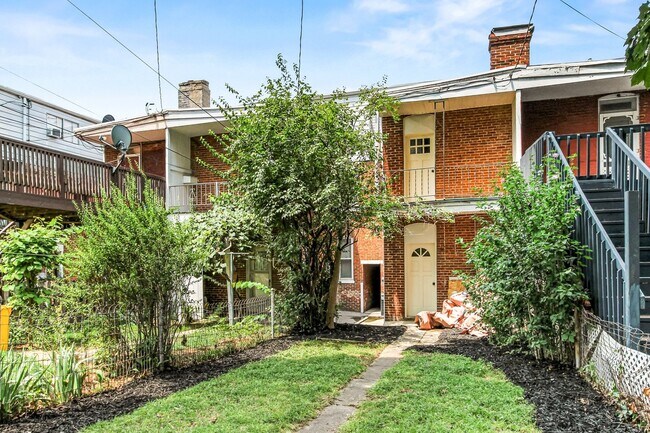 Building Photo - Spacious 5 Bedroom Home w/ Balcony, Porch & Yard Space!