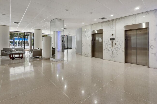 Building Photo - 20100 W Country Club Dr