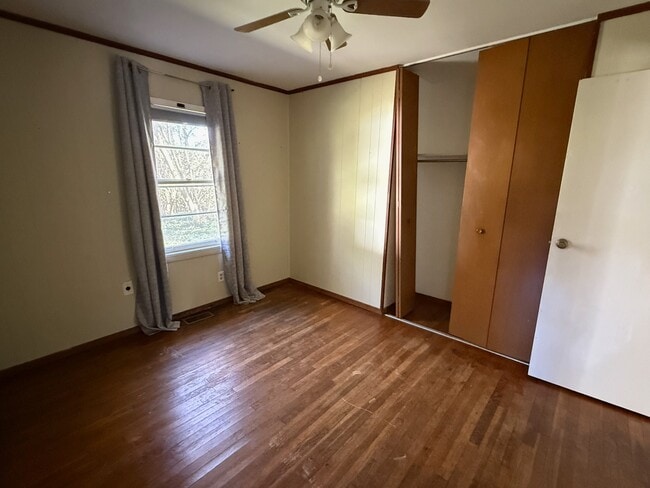 Building Photo - 406 Meadow Ln