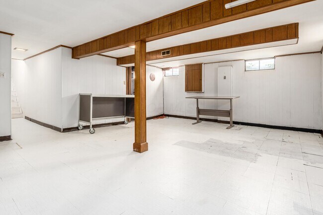 Building Photo - 2715 Kenview Rd S