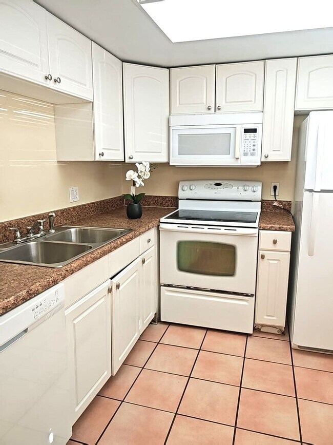 Building Photo - Charming 1 Bedroom / 1 Bathroom Condo – First Floor Unit with Florida Room in a Gated Community.