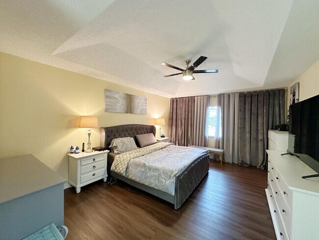 Building Photo - 5152 Woodfield Way