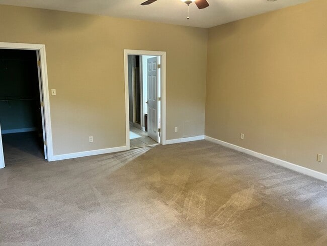 Building Photo - Stunning 5 Bedroom 2.5 Bath Home located i...