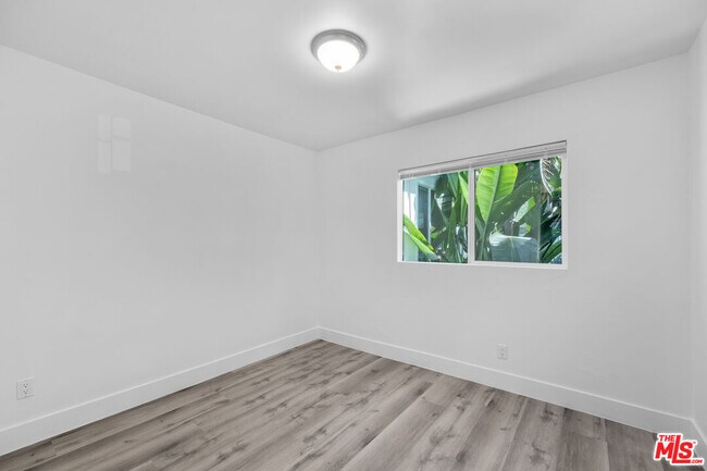 Building Photo - 739 Westbourne Dr