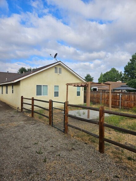 Building Photo - 17960 Swaps Ct