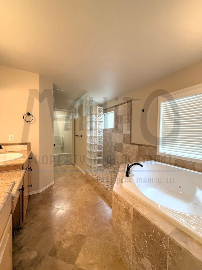 Building Photo - Beautiful Carnahan Crest Townhome