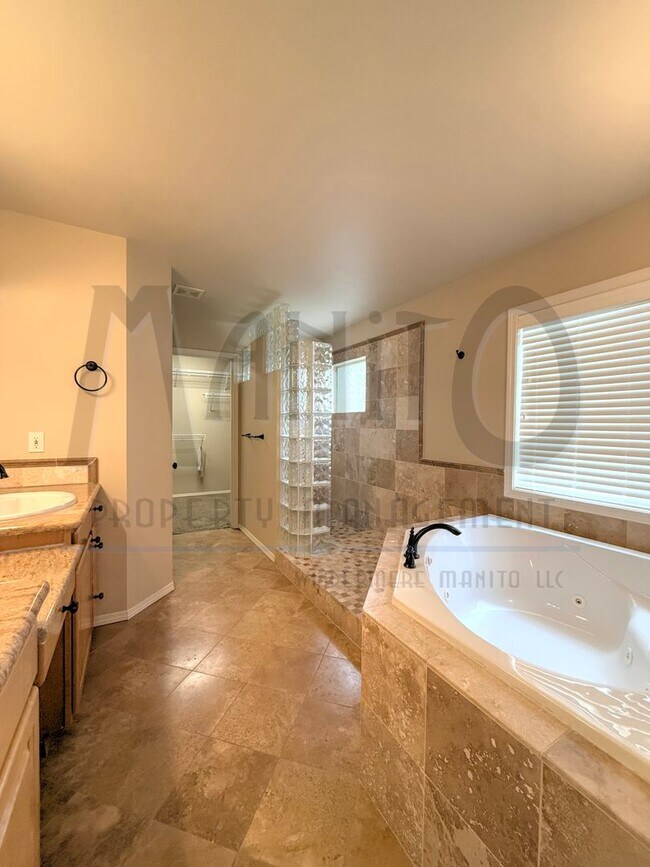 Building Photo - Elegant and Spacious Home
