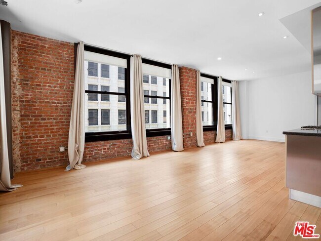 Building Photo - 460 S Spring St