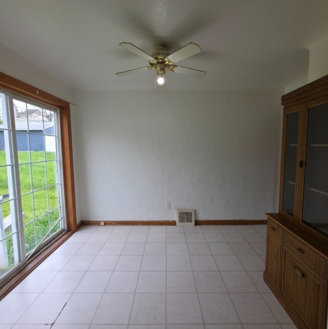 Building Photo - $300 OFF FIRST MONTH'S RENT! Single Family Home 3 Bedroom and 1 Bath For Rent