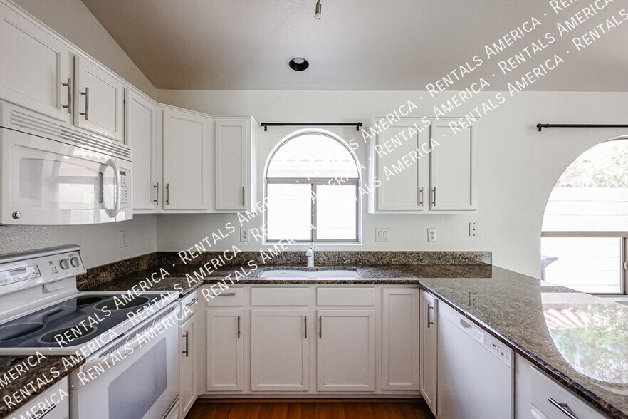 Building Photo - 568 E Sherri Dr