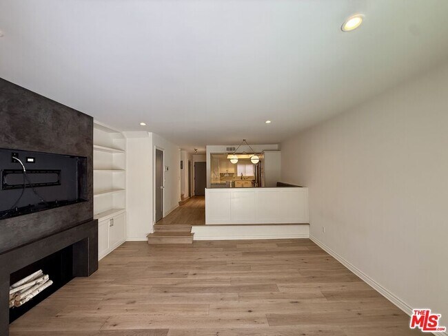 Building Photo - 853 Larrabee St