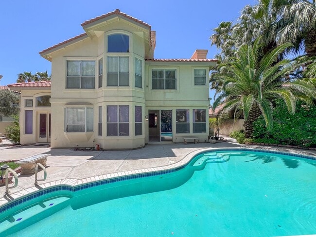 Building Photo - Pool Home in Gated Community