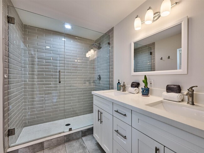 Building Photo - 801 NE 15th St