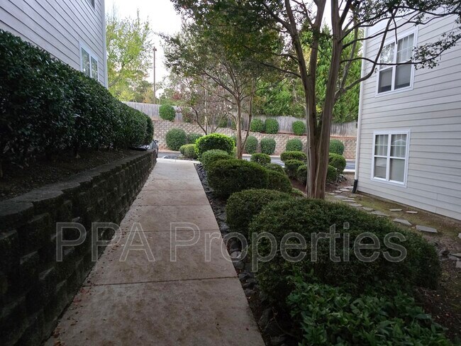 Building Photo - 929 Morreene Rd