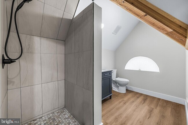 Building Photo - 320 W King St