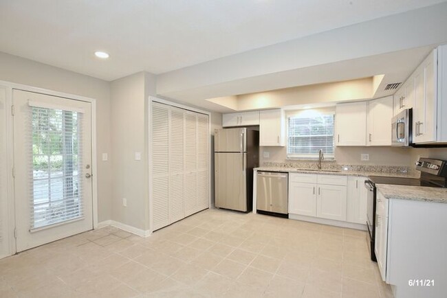 Building Photo - Beautiful 2/2.5 Spacious Duplex with an Op...