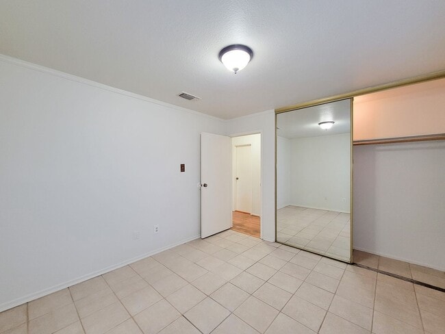 Building Photo - This corner unit is great because being on the end unit is more private and there are no condo's ...