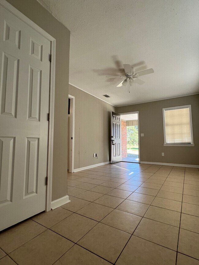 Building Photo - 811 Robin Hood Trail