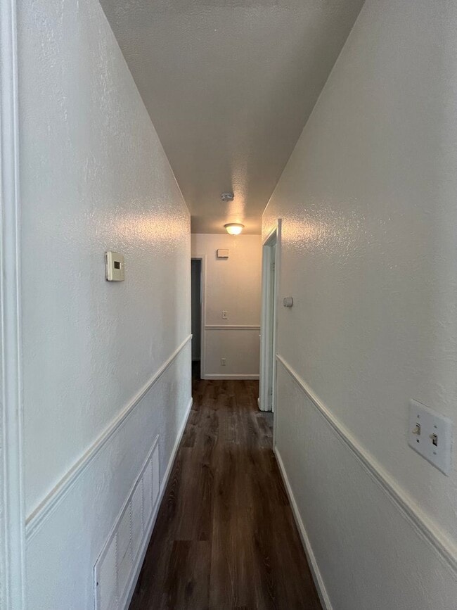 Building Photo - Beautiful 4 Bedroom 2 Bathroom Home
