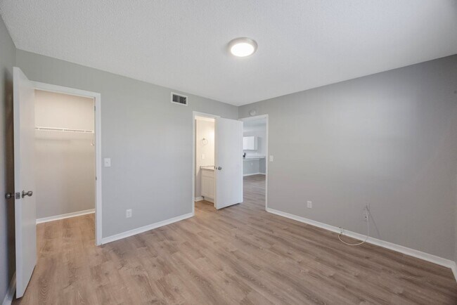 Building Photo - Newly Renovated 2 bedroom 2 bath within wa...