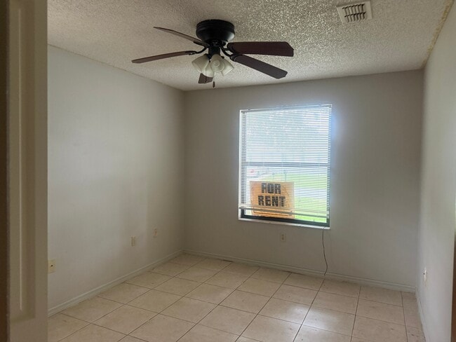 Building Photo - 323 Sherborne Ln