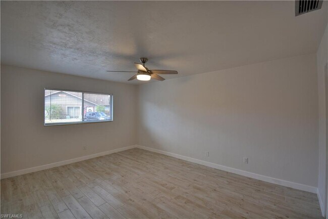 Building Photo - 859 Palm View Dr