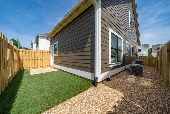 Building Photo - Split plan with bonus office/hobby room!