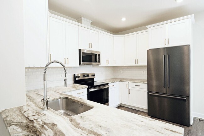 Building Photo - Pet-Friendly Fry's Spring Townhome Near 5th St Station