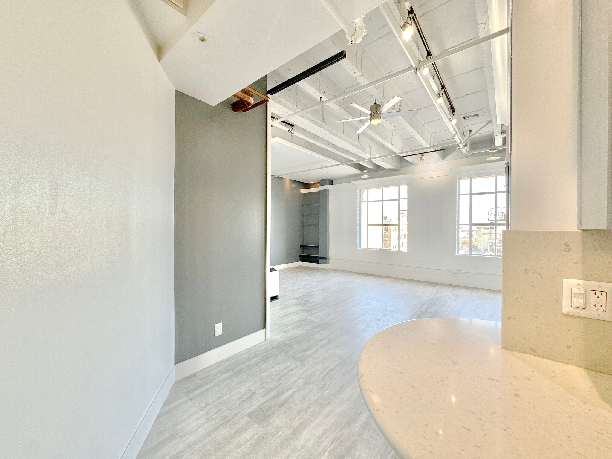 Building Photo - 312 W 5th St