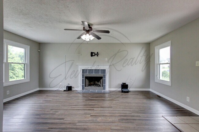 Building Photo - Three Bedroom On One Acre Lot in Clarksvil...
